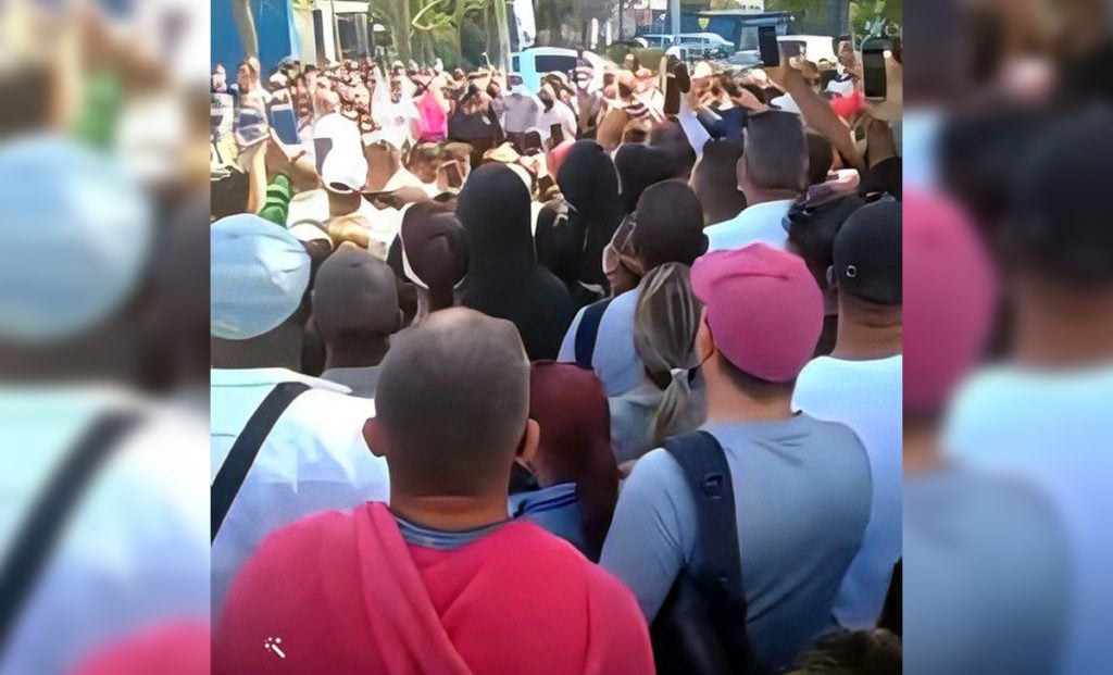 Cientos De Cubanos Protestan Frente A La Embajada De Costa Rica En La