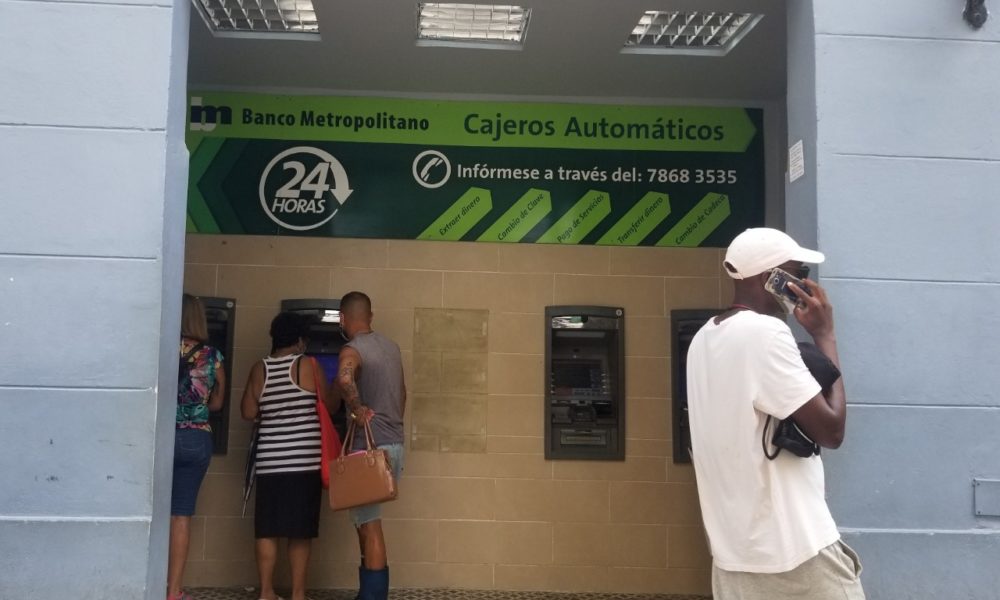 Cubans can change their CUC in bank accounts to dollars