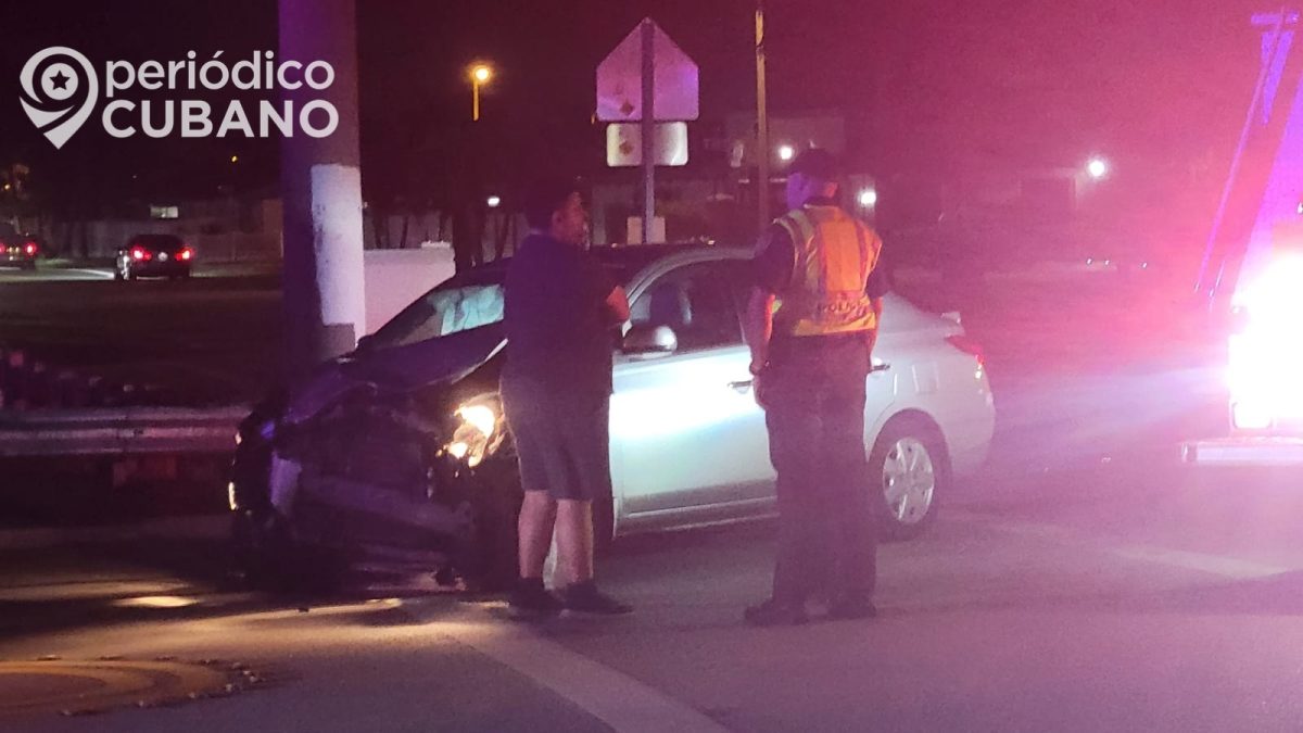 Accidente en Hialeah un Jeep quedó sobre una cerca y por poco cae al