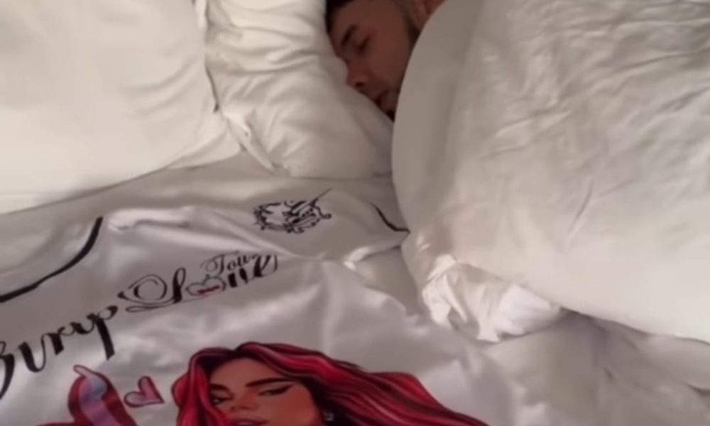 Anuel duerme con camisa de Karol G - Telemedellín 2023