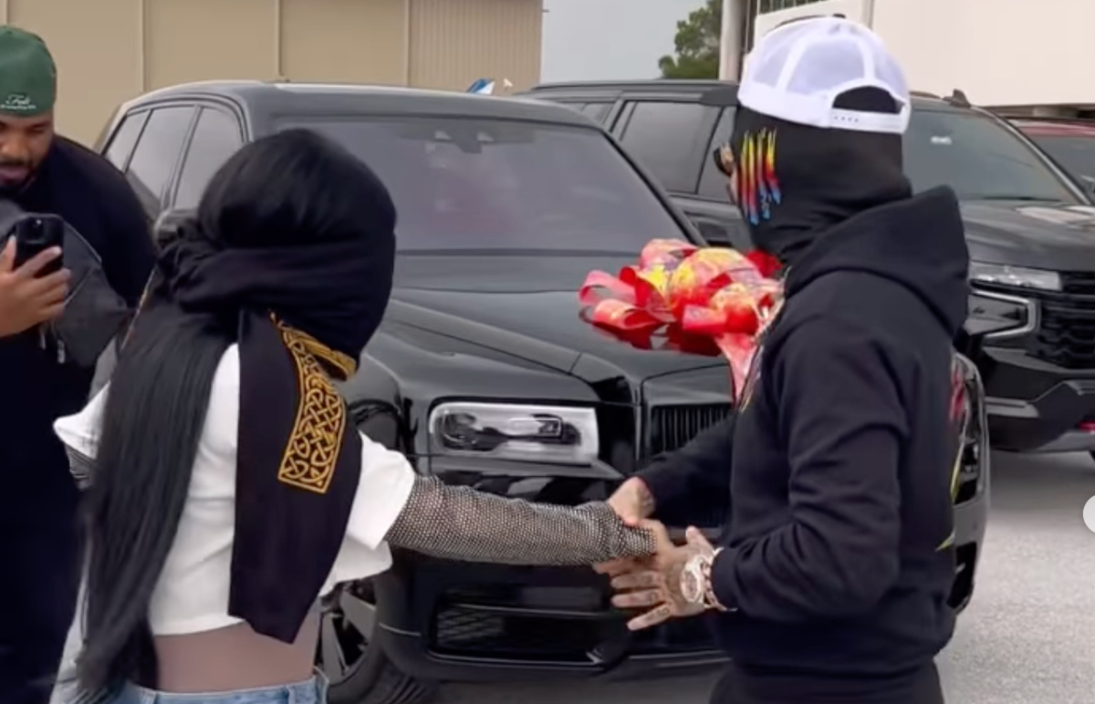 Tekashi 6ix9ine sorprende a Yailín La Más Viral con un Roll Royce