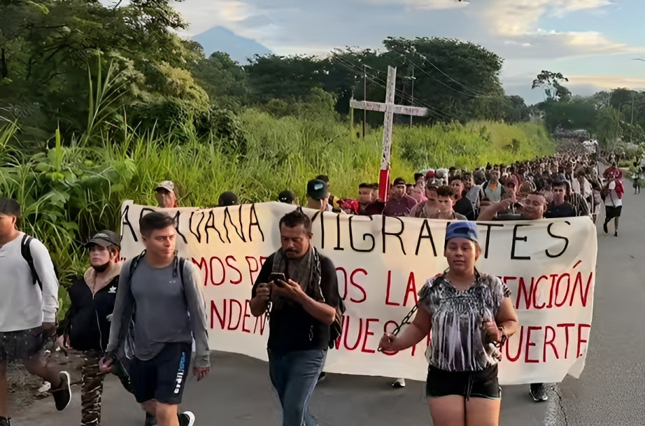 Cubanos y migrantes de diferentes pa ses marchan en caravana hacia