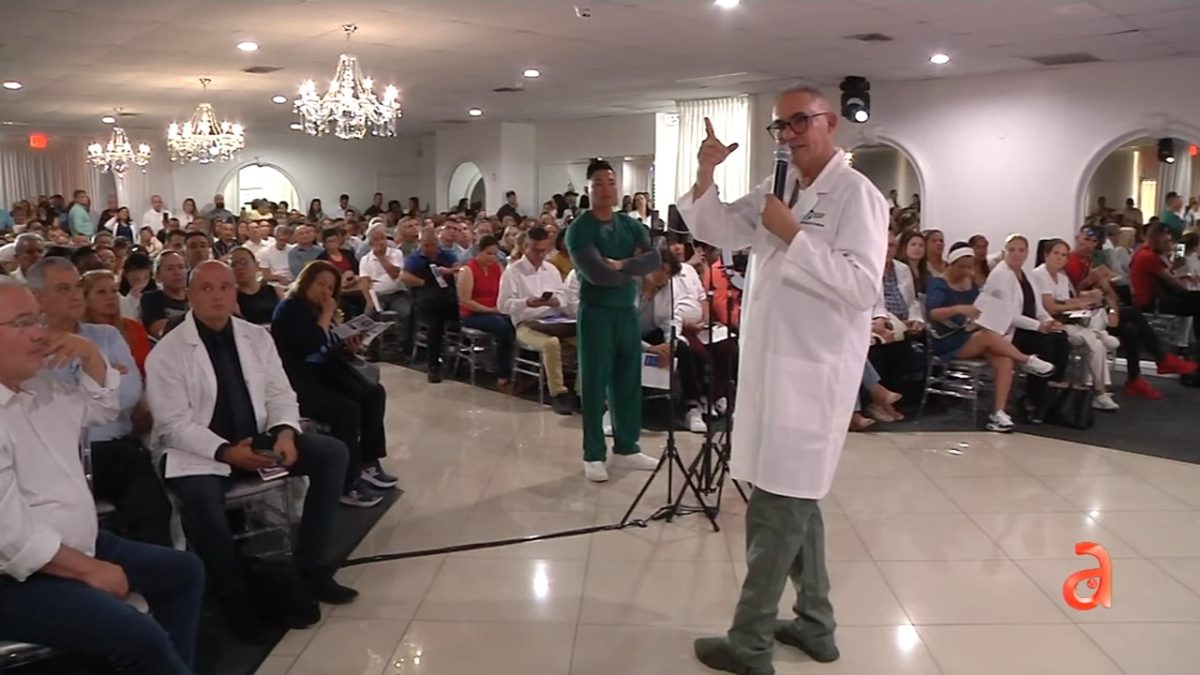 Médicos cubanos interesados en nueva ley que les permite ejercer su profesión en Florida