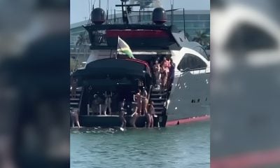 Mujeres lanzan decenas de billetes desde un yate en la bahía de Biscayne (1)