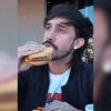 Joven cubano, Harche Vlogs comiendo hamburguesa